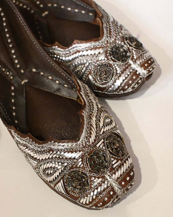 Leather jutti